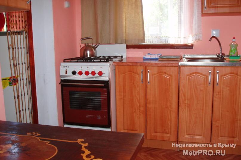 Дом рассчитан на 4 человека.Две комнаты и кухня.В доме две полуторные кровати и двухспальный... - 2