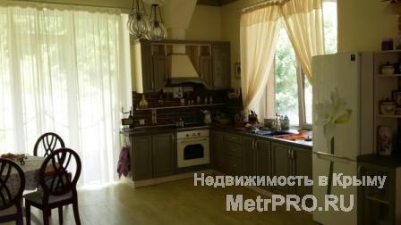 Продам дом в стиле прованс с супер живописном месте Ялты!  Продается 3х этажный дом в стиле прованс.   Построен в... - 2