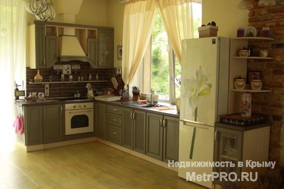 Продам дом в стиле прованс с супер живописном месте Ялты!  Продается 3х этажный дом в стиле прованс.   Построен в... - 13