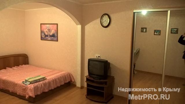 Аренда / 1-комнатные, ЯЛТА, Боткинская улица, 1 500 р. Ялта, ул. Боткинская. До Набережной 100 метров. Аккуратная 1 к. квартира люкс 36 кв.м. на семью 4 человека,... - 1