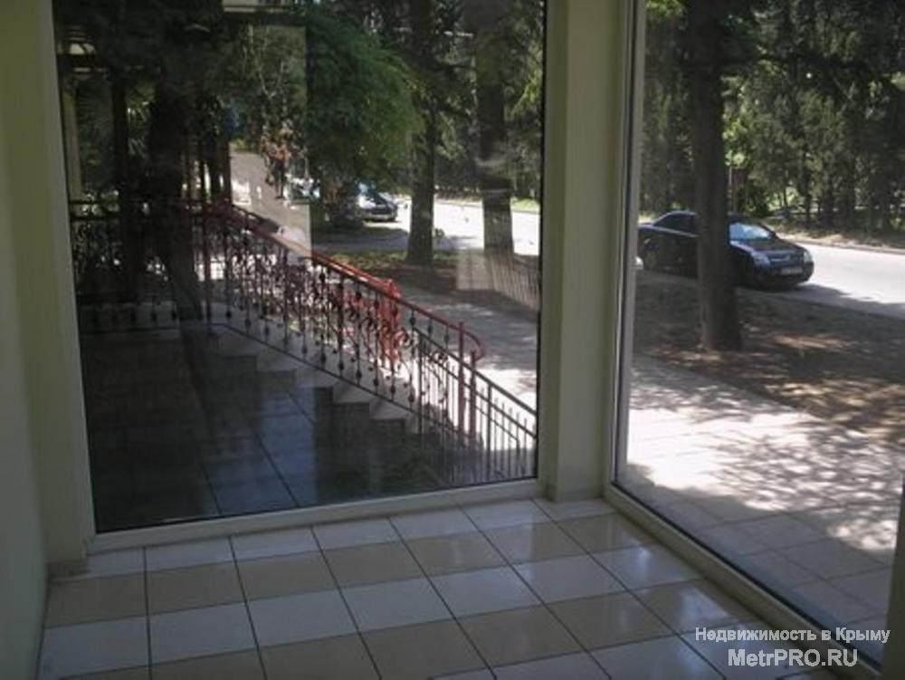 Продается коммерческое помещение в Ялте в районе Московской. 1 этаж 5-этажного дома. Общая площадь 40 м2. С ремонтом.... - 2