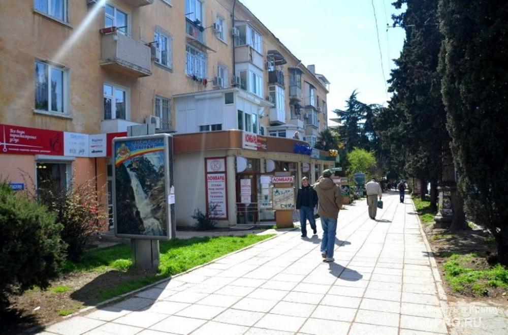 Продается коммерческое помещение в Ялте в районе Московской. 1 этаж 5-этажного дома. Общая площадь 80 м2. С ремонтом....