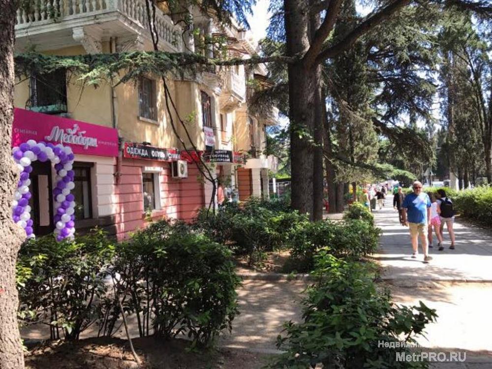 Продается коммерческое помещение в Ялте в районе Московской. 1 этаж 3-этажного дома, сталинка. Общая площадь 80 м2. С... - 1