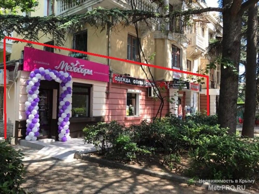 Продается коммерческое помещение в Ялте в районе Московской. 1 этаж 3-этажного дома, сталинка. Общая площадь 80 м2. С...