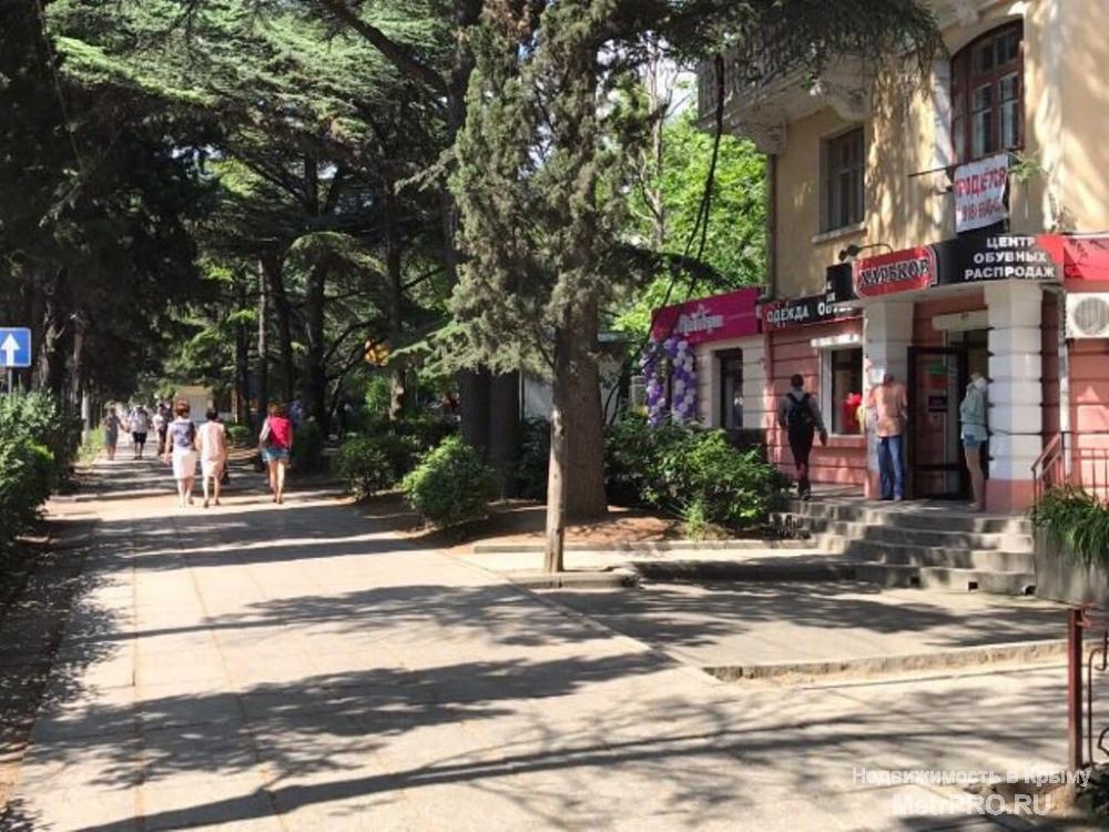 Продается коммерческое помещение в Ялте в районе Московской. 1 этаж 3-этажного дома, сталинка. Общая площадь 80 м2. С... - 2