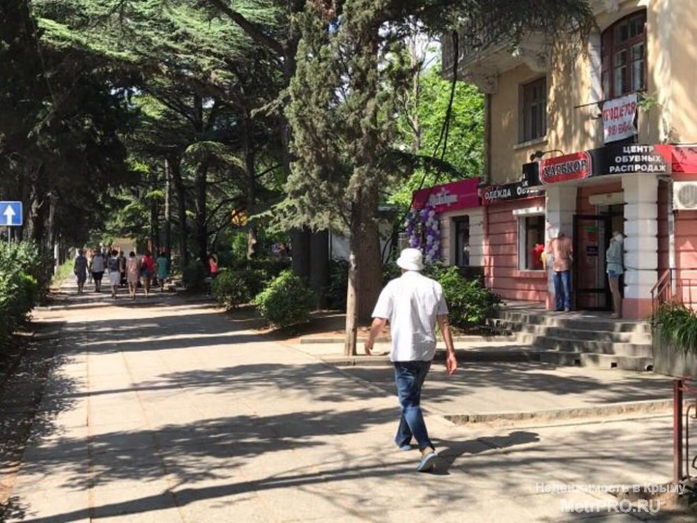 Продается коммерческое помещение в Ялте в районе Московской. 1 этаж 3-этажного дома, сталинка. Общая площадь 80 м2. С... - 3