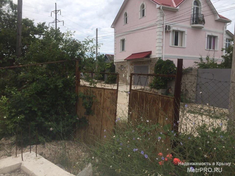 ​Продается участок в развитом районе города Севастополя.Участок ровный ,есть все коммуникации (свет,вода городская...