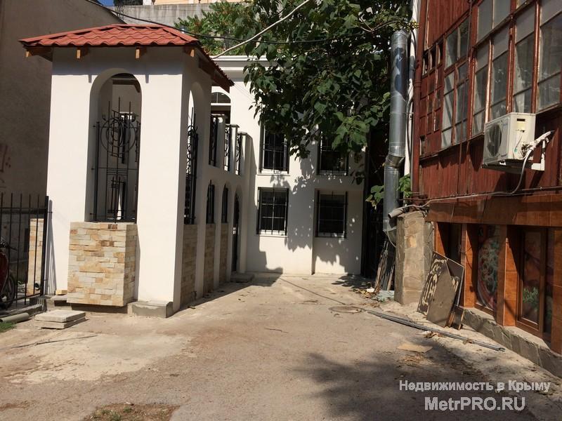 Продается дом на Набережной города Ялты. Дом двухэтажный, новый. На первом этаже помещение свободного назначения, на... - 1
