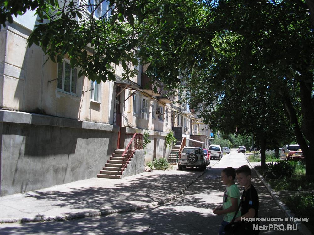 Продам двухкомнатную 'хрущевку' в Балаклаве на ул.Новикова, высокий первый этаж, 42/30/6, 'вагон', газовая колонка,...