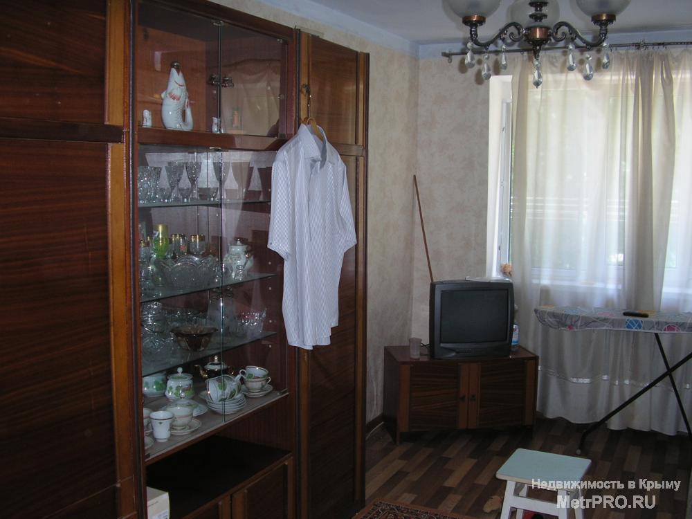 Продам двухкомнатную 'хрущевку' в Балаклаве на ул.Новикова, высокий первый этаж, 42/30/6, 'вагон', газовая колонка,... - 3