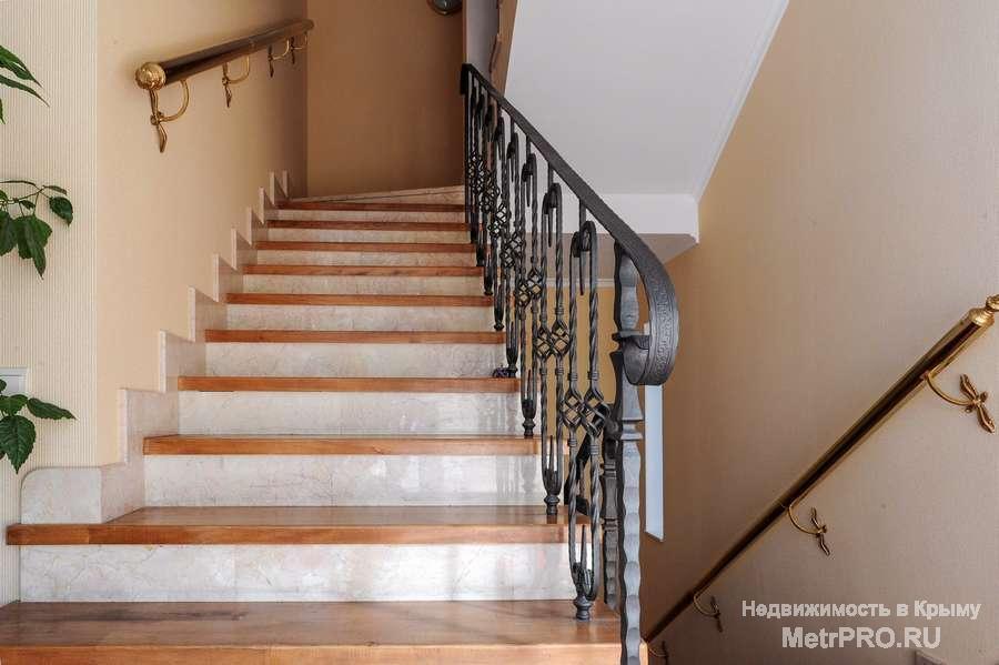 Продается 3-х этажный дом современной постройки, общей площадью 400 м2. Терраса с бассейном 3м*6м, от куда... - 17