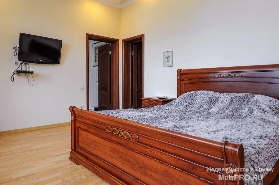 Продается 3-х этажный дом современной постройки, общей площадью 400 м2. Терраса с бассейном 3м*6м, от куда... - 18