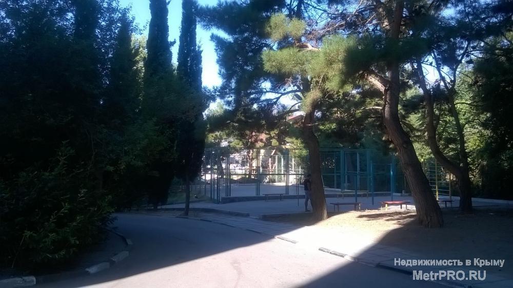 Продается 2хкомнатная квартира в Массандре.   Квартира расположена на 3 этаже 9 этажного дома. В доме домофон, лифт.... - 12