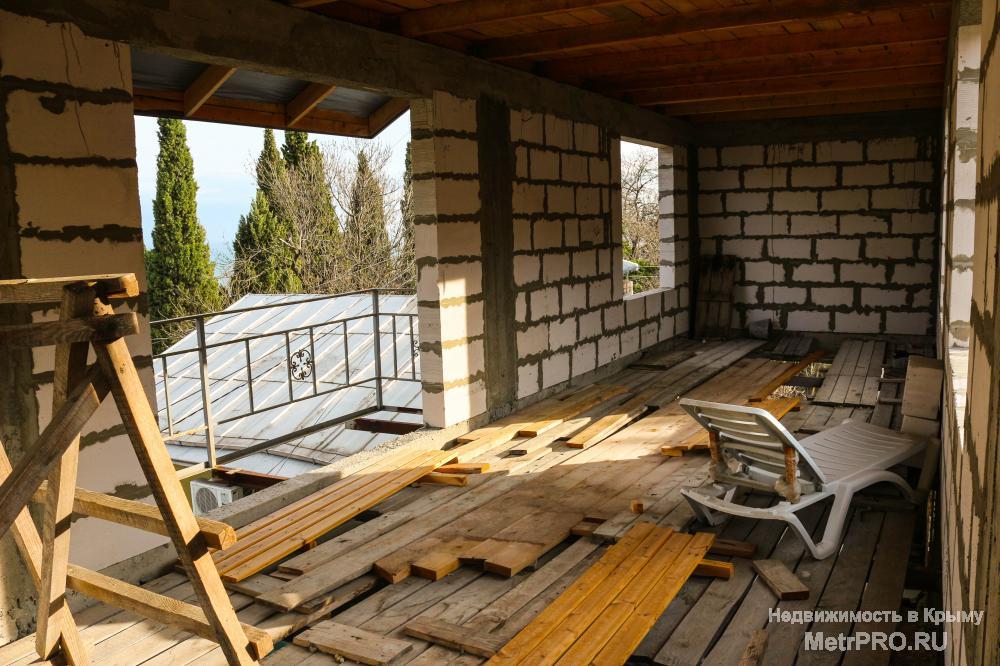 Продается домовладение у моря в Артеке (пгт. Гурзуф), состоящее из  двухкомнатного дома (50 кв.м), трехэтажного дома... - 7