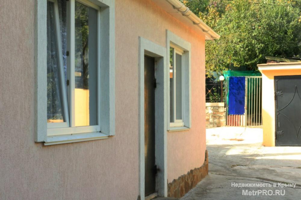 Продается домовладение у моря в Артеке (пгт. Гурзуф), состоящее из  двухкомнатного дома (50 кв.м), трехэтажного дома... - 13