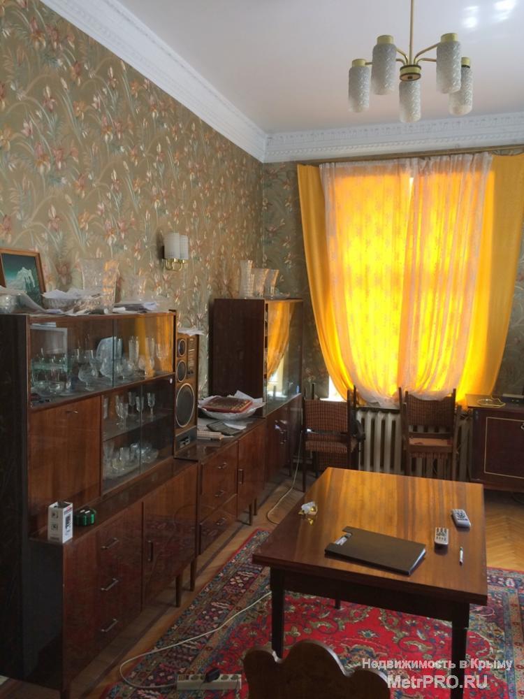 Республика Крым, Симферополь, ул. Фрунзе, 3-комнатную квартиру,  2/3 кирпичного дома 1954 года постройки, 81/58/7...