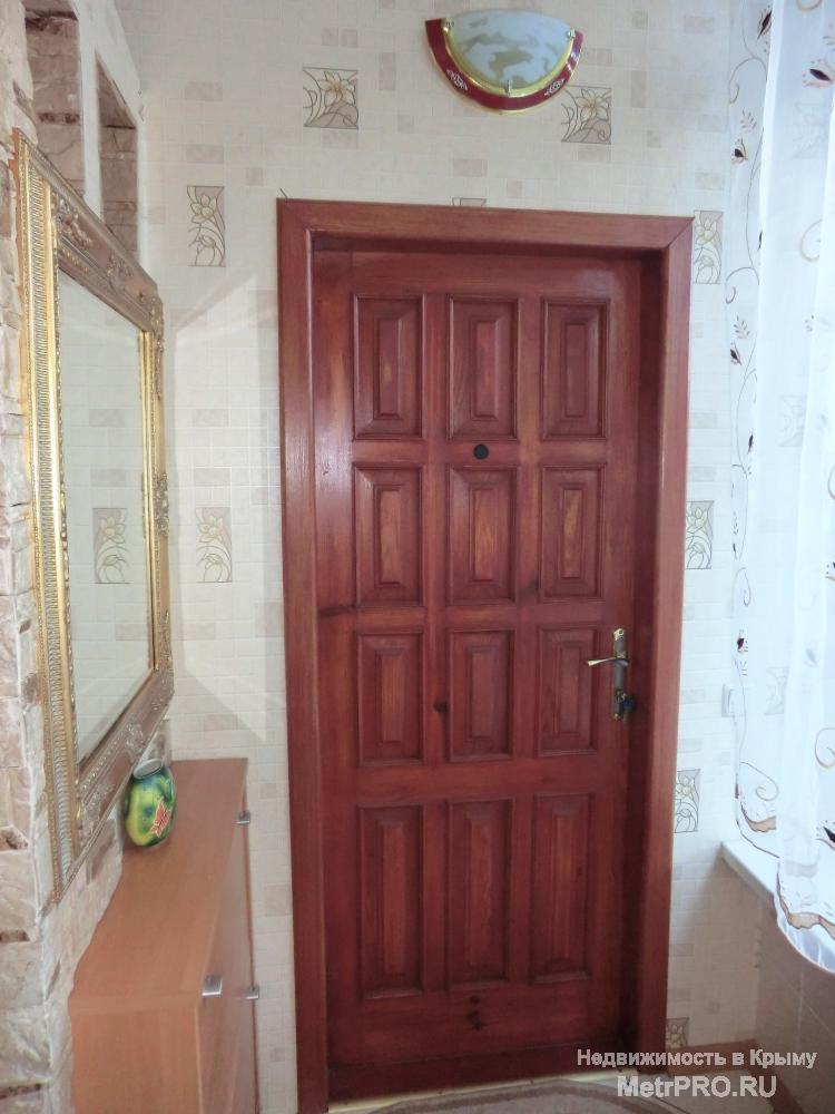 Без посредников. Сдам свою 2 ккв в Ялте на ул.Кирова, 11. 1 этаж 2-этажного дореволюционного дома. Общая площадь - 59... - 16