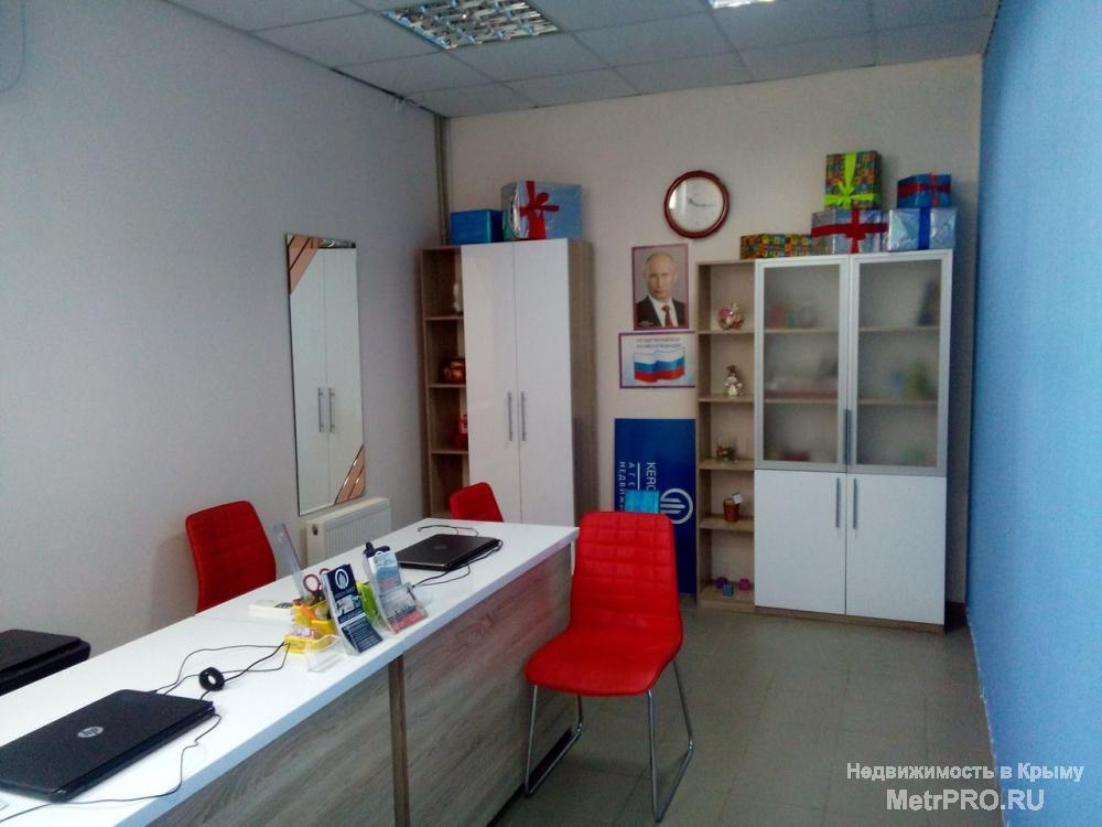 Продается офисное помещение в торговом центре по адресу ул.Сморжевского 1 г. Помещение продается с мебелью, имеется... - 3