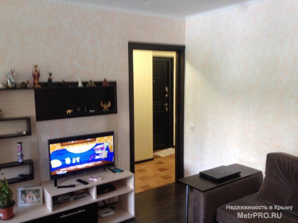 Продается уютная, однокомнатная квартира с перепланировкой в 2х комнатную с хорошим дизайнерским ремонтом, мебелью и...