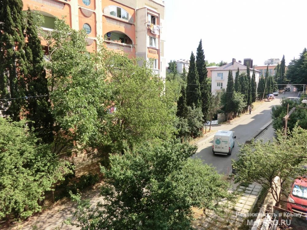Продам 2 ккв в Ялте, пгт.Гаспра на ул. Мира. 2 этаж. Общая площадь 52 м2. Косметический ремонт. Центральное...