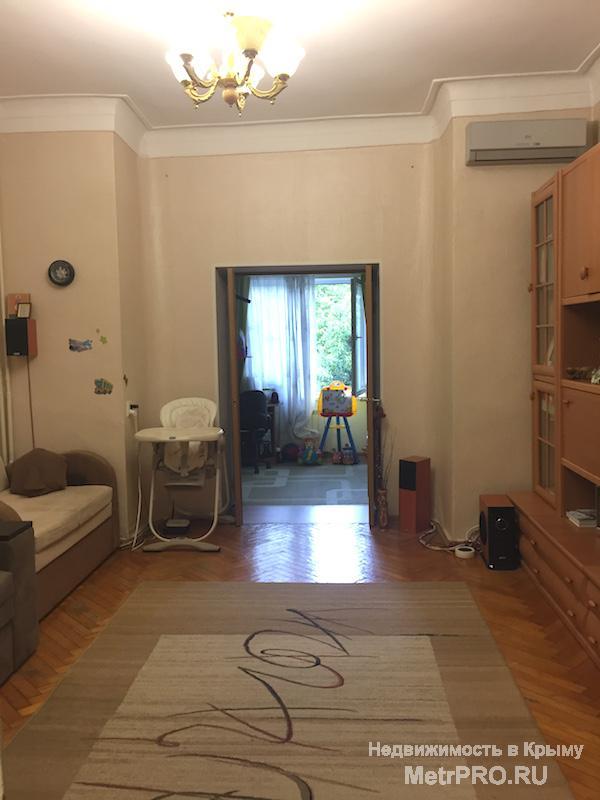 3ккв сталинка в районе пл.Советская (выход на Набережную), расположена на 2эт/4 этажного дома, высокие потолки 3,1м....