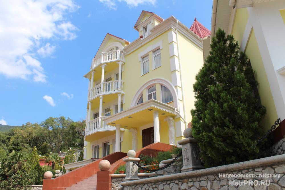 Продам 3х этажный дом, построенный в 2010 году, общей площадью 520 кв. м.  В доме 4 спальни и 4 санузла, холл,...