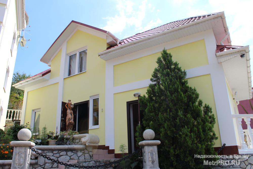 Продам 3х этажный дом, построенный в 2010 году, общей площадью 520 кв. м.  В доме 4 спальни и 4 санузла, холл,... - 1