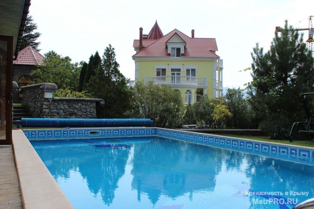 Продам 3х этажный дом, построенный в 2010 году, общей площадью 520 кв. м.  В доме 4 спальни и 4 санузла, холл,... - 2