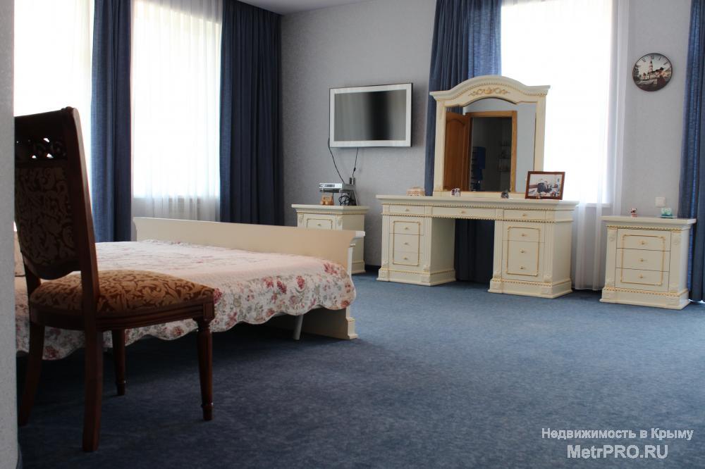 Продам 3х этажный дом, построенный в 2010 году, общей площадью 520 кв. м.  В доме 4 спальни и 4 санузла, холл,... - 11