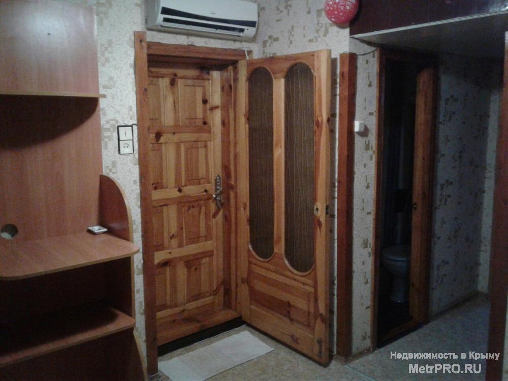 Продается трехкомнатная квартира в центре поселка, Шаляпина 7,рядом парк , детские площадки, магазины и рынок.... - 1