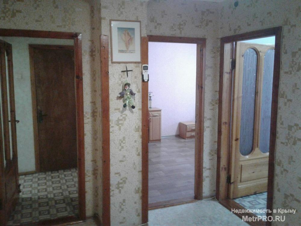 Продается трехкомнатная квартира в центре поселка, Шаляпина 7,рядом парк , детские площадки, магазины и рынок.... - 2