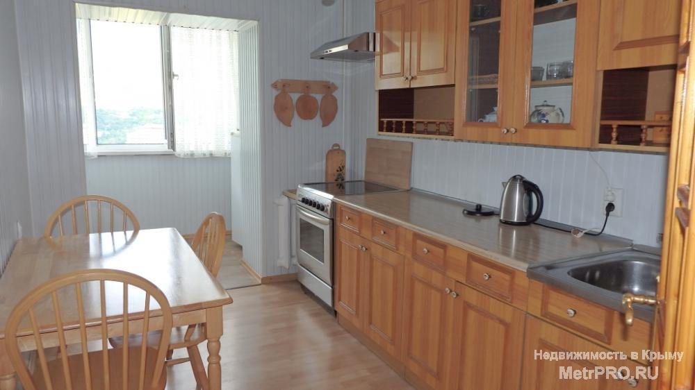 Продам квартиру в спальном районе Ялты (Чайная горка).  Общая площадь квартиры 60 кв.м, жилая 29, кухня 9 кв.м....
