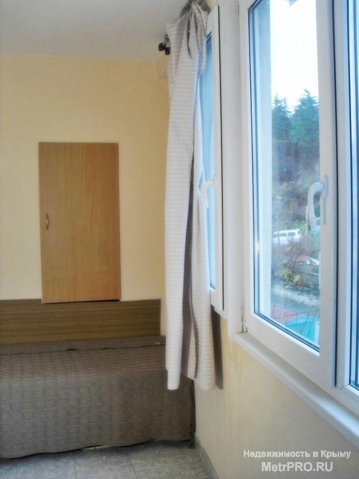 Предлагается к приобретению 2 комнатная квартира по улице Курчатова в Ялте.   Дом серии - ЮБК, квартира расположена... - 2
