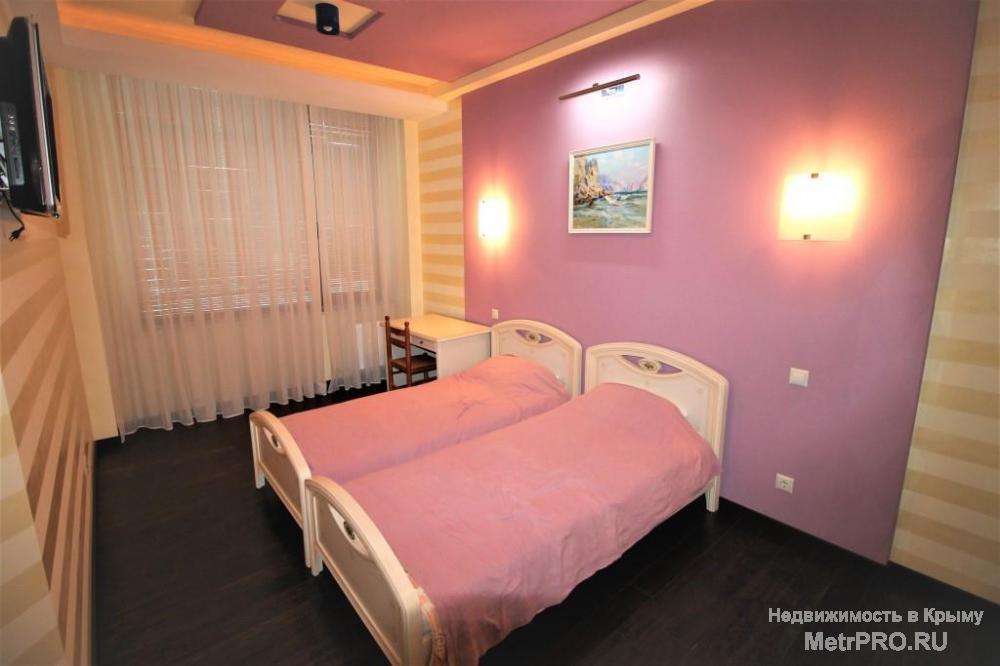 Продам 2-ю квартиру в Алуште, по ул.Парковая,5.  Общая площадь 126,4 кв.м., жилая 31,9 кв.м., кухня-столовая 40,2...