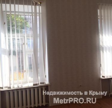 Сдам помещение состоящее из 3х раздельных больших комнат, 1 этаж, вход ч/з подъезд, свой санузел, без мебели, в...