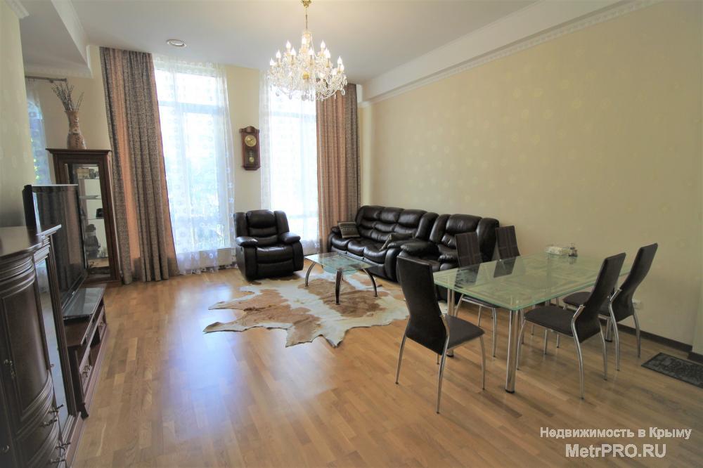 Продам 3 комнатную квартиру в Алуште,ул.Ленина,10.  Общая площадь 103,8 кв.м.,3 изолированные спальни с 3 метровыми...