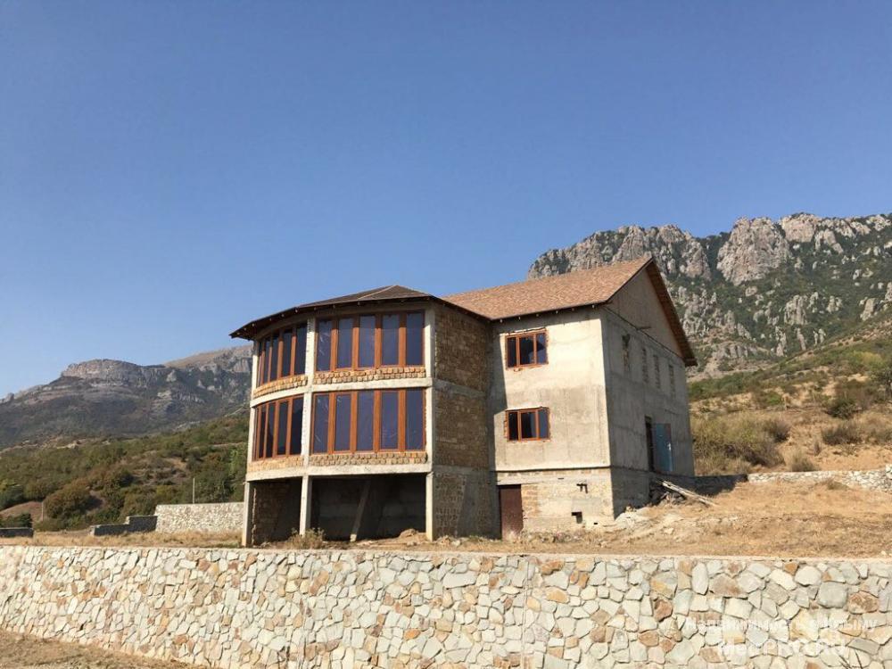 Продаётся дом в селе Лучистое г. Алушта. Вся площадь дома составляет 450 кв.м., 2 этажа цокольный этаж, дом под...