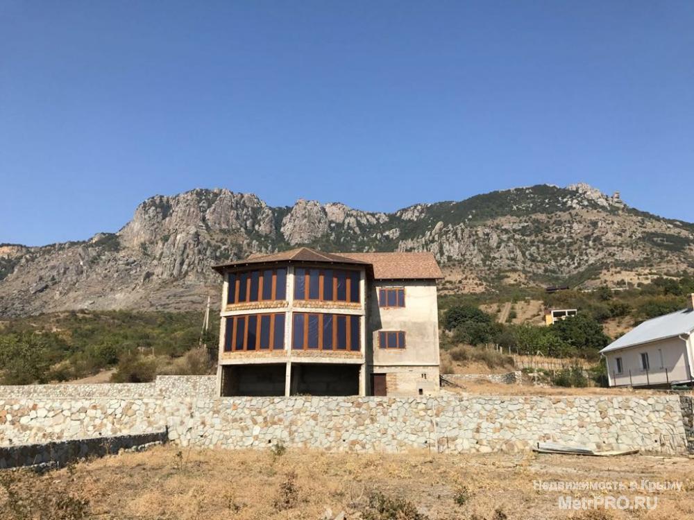 Продаётся дом в селе Лучистое г. Алушта. Вся площадь дома составляет 450 кв.м., 2 этажа цокольный этаж, дом под... - 1