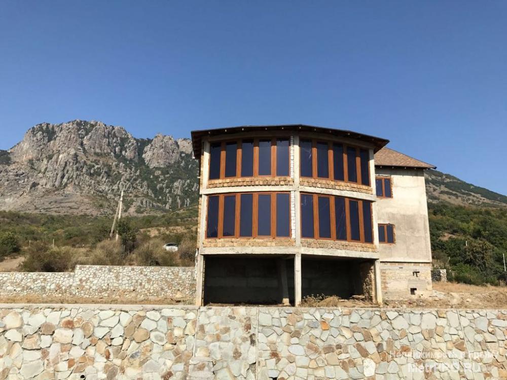 Продаётся дом в селе Лучистое г. Алушта. Вся площадь дома составляет 450 кв.м., 2 этажа цокольный этаж, дом под... - 3