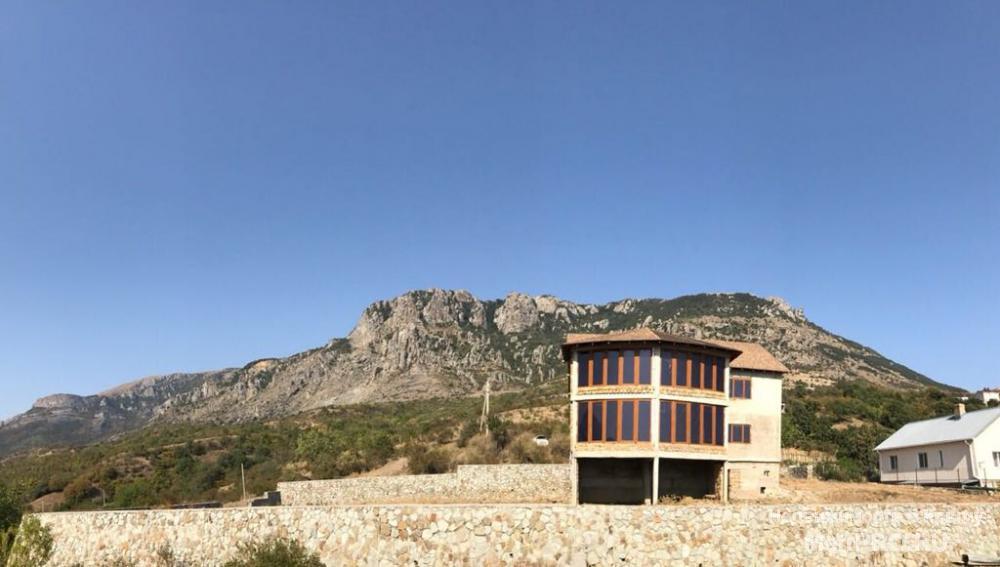 Продаётся дом в селе Лучистое г. Алушта. Вся площадь дома составляет 450 кв.м., 2 этажа цокольный этаж, дом под... - 7