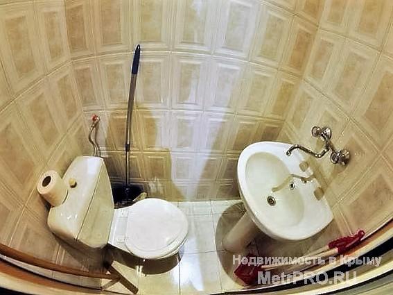 Предлагается к покупке 1 комнатная квартира в центре Ялты по улице Садовая.  Квартира находится на 1 этаже... - 12