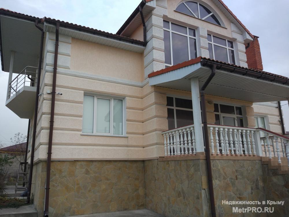 Продаю дом в г. Бахчисарае на 10 сотках. Дом общей площадью 271 м2, 2 гаража, кухня- гостинная, 3 санузла, 6 комнат,... - 4
