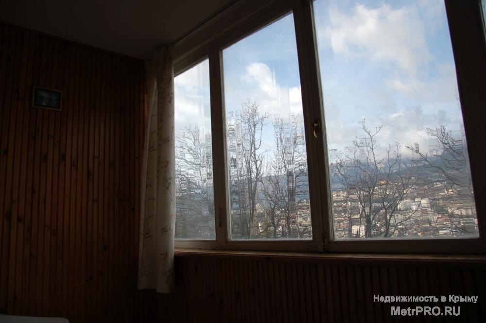 Предлагаю к продаже просторную 3-конатную квартиру в 5-этажном доме в Ялте на пер. Свердлова. 3-й этаж, середина... - 13