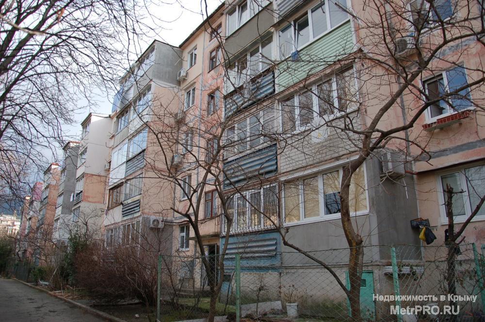 Предлагаю к продаже просторную 3-конатную квартиру в 5-этажном доме в Ялте на пер. Свердлова. 3-й этаж, середина... - 14