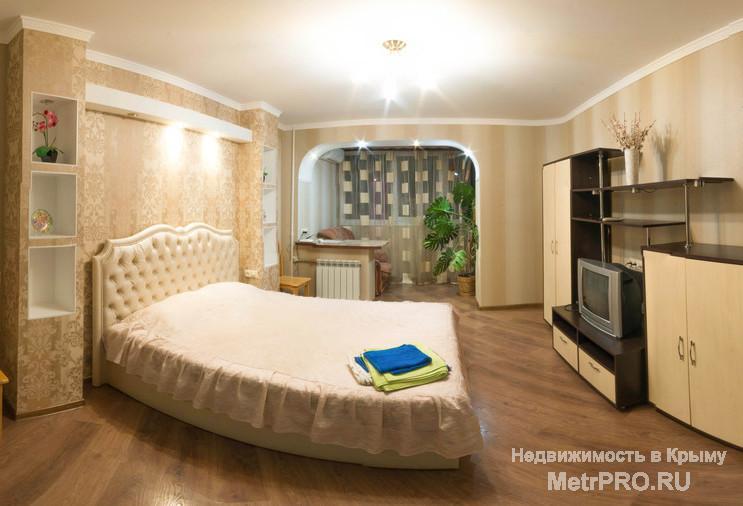 Эта потрясающая, площадью в 55м с дизайнерским ремонтом, квартира находится в центре Симферополя. Рядом парк...