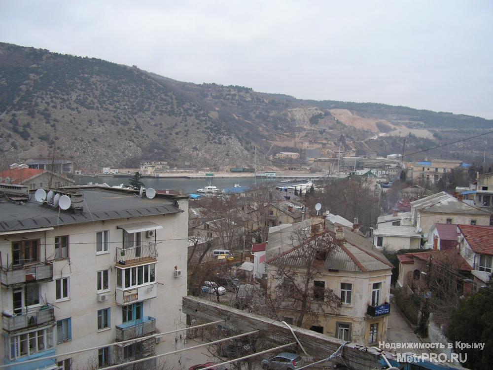 Продам трехкомнатную 'чешку' в центре Балаклавы на ул.Кирова, 4/5 этаж, 69/40/8, лоджия с видом на море и балкон - во... - 1