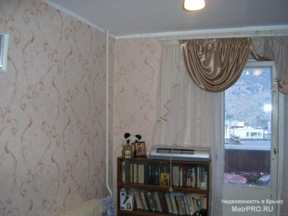 Продам трехкомнатную 'чешку' в центре Балаклавы на ул.Кирова, 4/5 этаж, 69/40/8, лоджия с видом на море и балкон - во... - 3