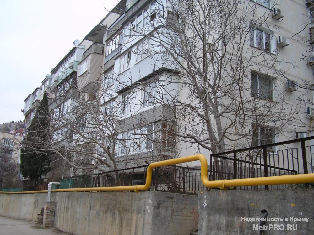 Продам трехкомнатную 'чешку' в центре Балаклавы на ул.Кирова, 4/5 этаж, 69/40/8, лоджия с видом на море и балкон - во... - 16