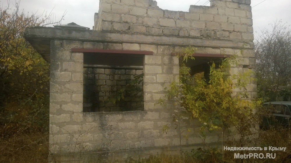Продам участок с недостроенным 2-х этажным домиком (7 на 6). Свет- есть. Вода-можно подключиться. Вокруг участка... - 1