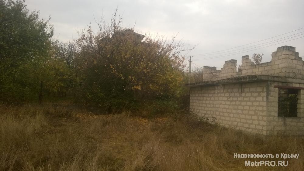 Продам участок с недостроенным 2-х этажным домиком (7 на 6). Свет- есть. Вода-можно подключиться. Вокруг участка... - 4